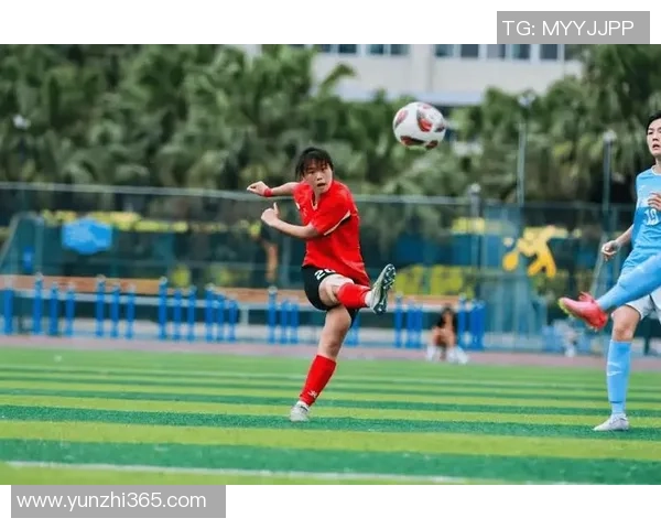 银色头发的足球明星女将展现独特魅力与风采引领时尚潮流